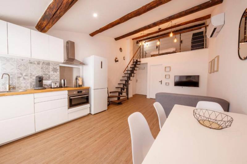 Loft moderne et lumineux refait à neuf situé en plein centre de Manosque