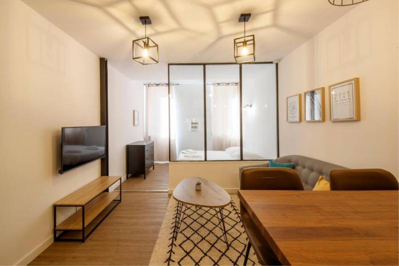 Superbe studio entièrement équipé avec terrasse situé au centre ville de Manosque