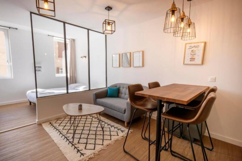 Superbe studio entièrement équipé avec terrasse situé au centre ville de Manosque