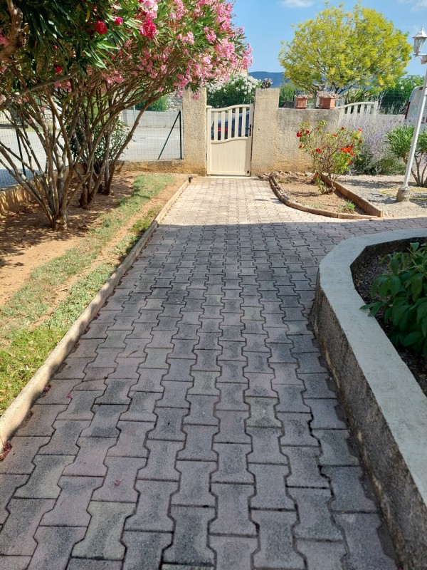 Nettoyage de terrasses (béton, carrelage, pierre naturelle, dalle, pavé) à Manosque et alentours